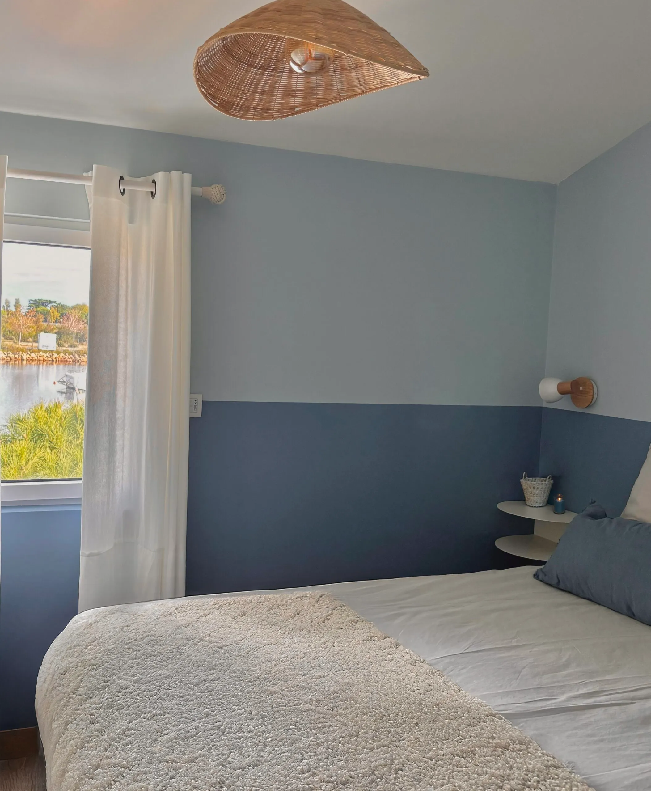 Peinture murale bicolore bleue dans une chambre lumineuse.