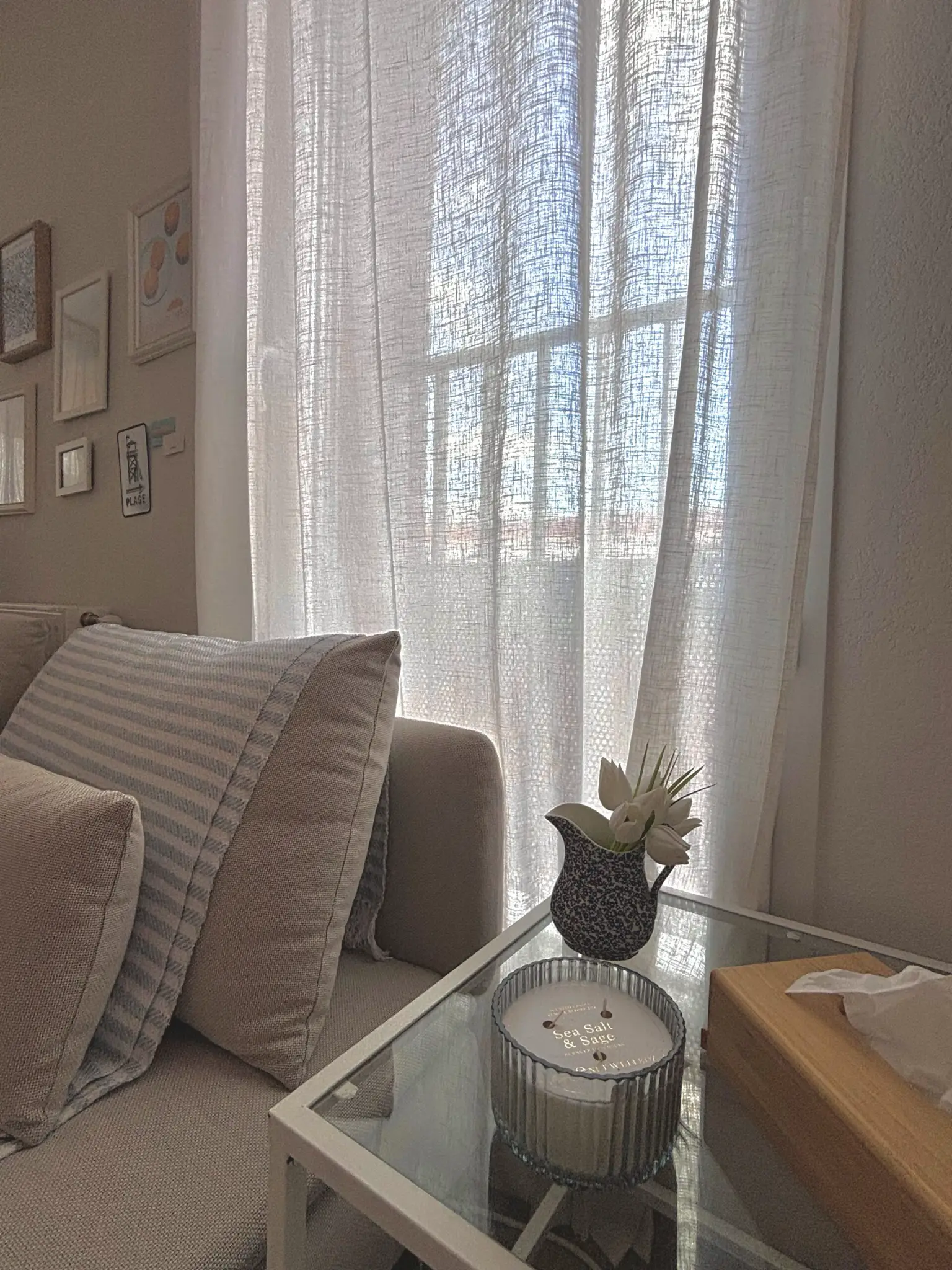 Mise en valeur de la luminosité naturelle avec des voilages blancs dans un intérieur au design épuré.