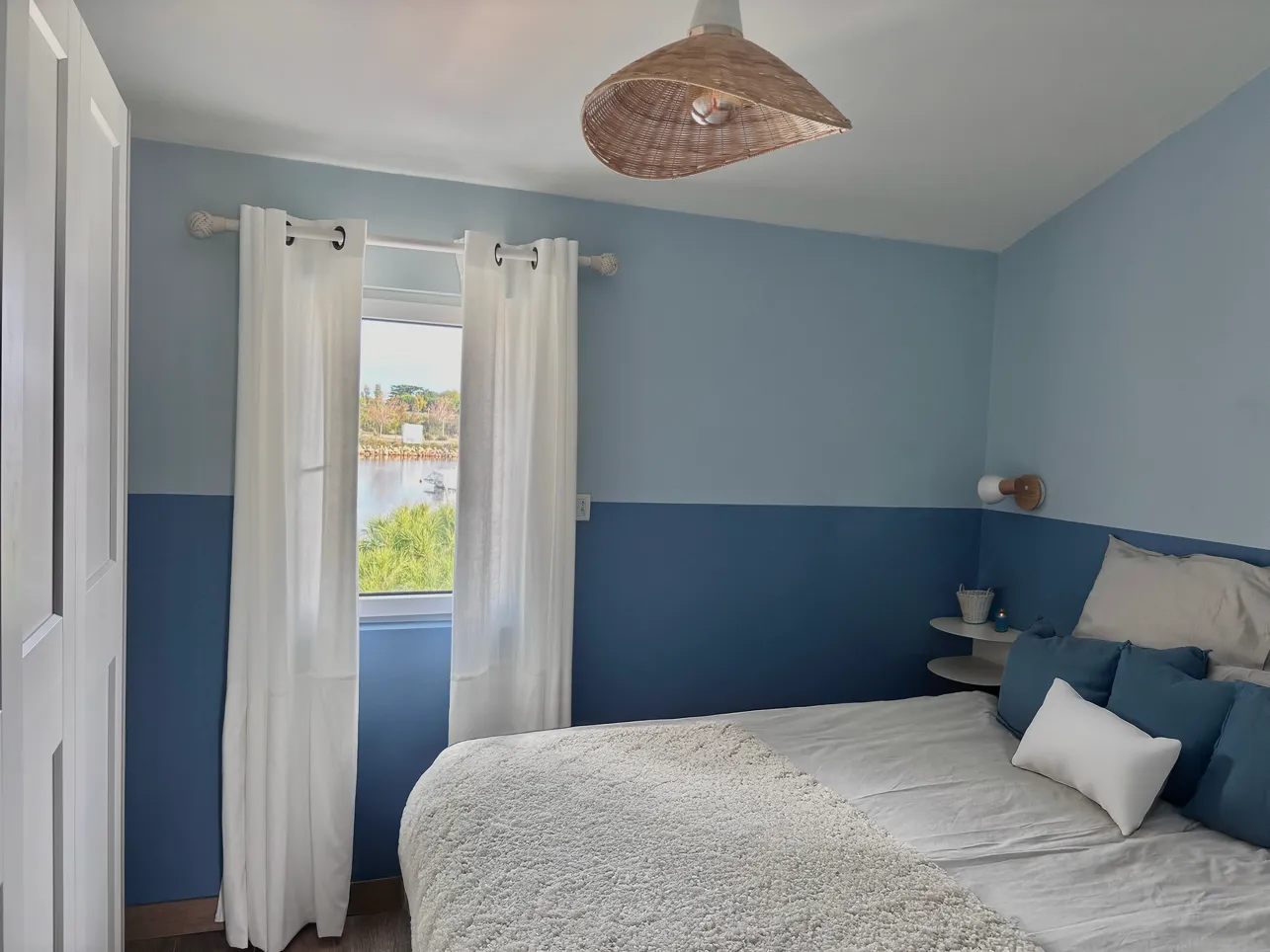 Chambre dans les tons bleus