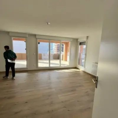 Visite d’un appartement vide avant les travaux