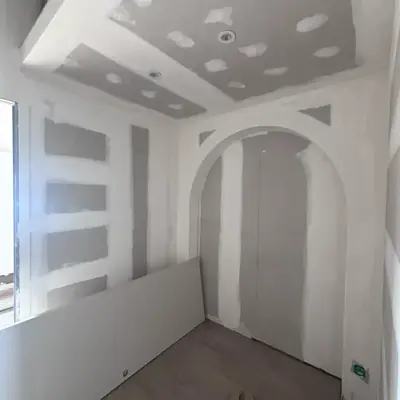 Pièce en travaux avec cloisons en plaques de plâtre