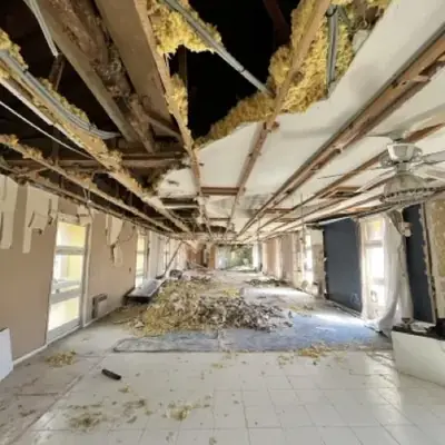 Plafond déposé pendant les travaux de rénovation