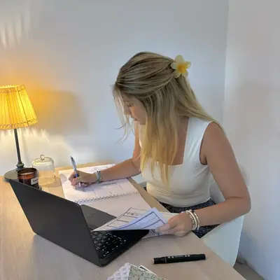 Mathilde Maincion organisant le planning d’un chantier