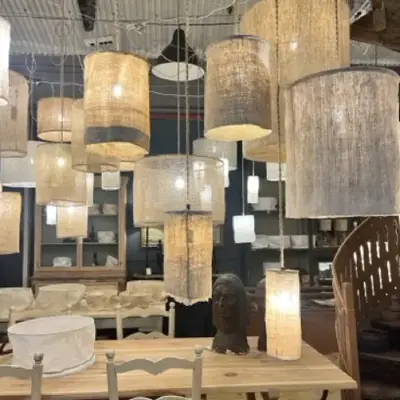 Showroom de luminaires en rotin pour le choix de la décoration