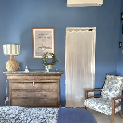 Chambre terminée aux murs bleus, livrée au client